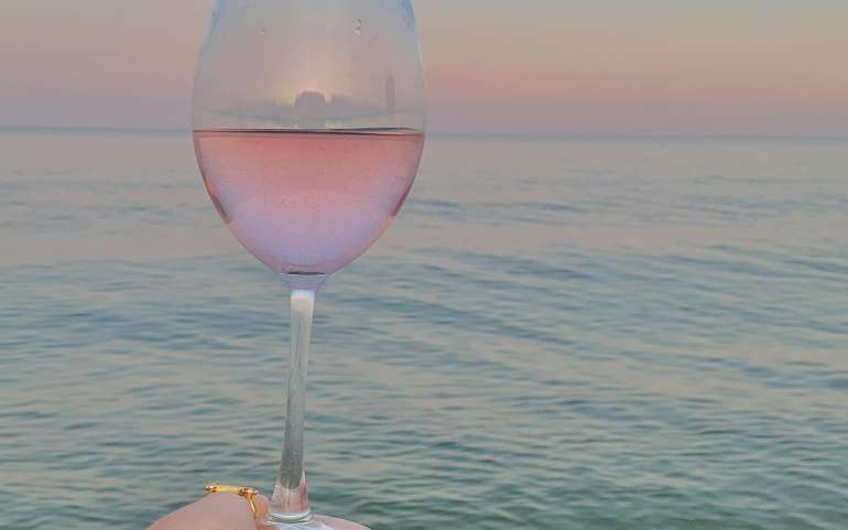 Best Temperature to Serve Red and White Wine